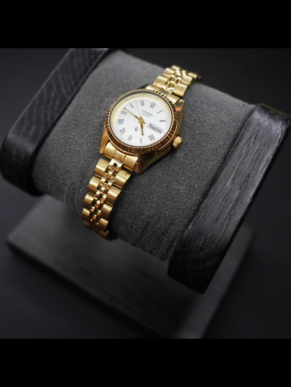 Vintage Citizen Quartz Day Date Gold Tone White Roman Dial Ladies Watch 6000-075